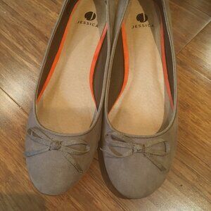 Jessica Brand 8M Taupe Faux- Suede Flats with bow (approx 1.4" heel)